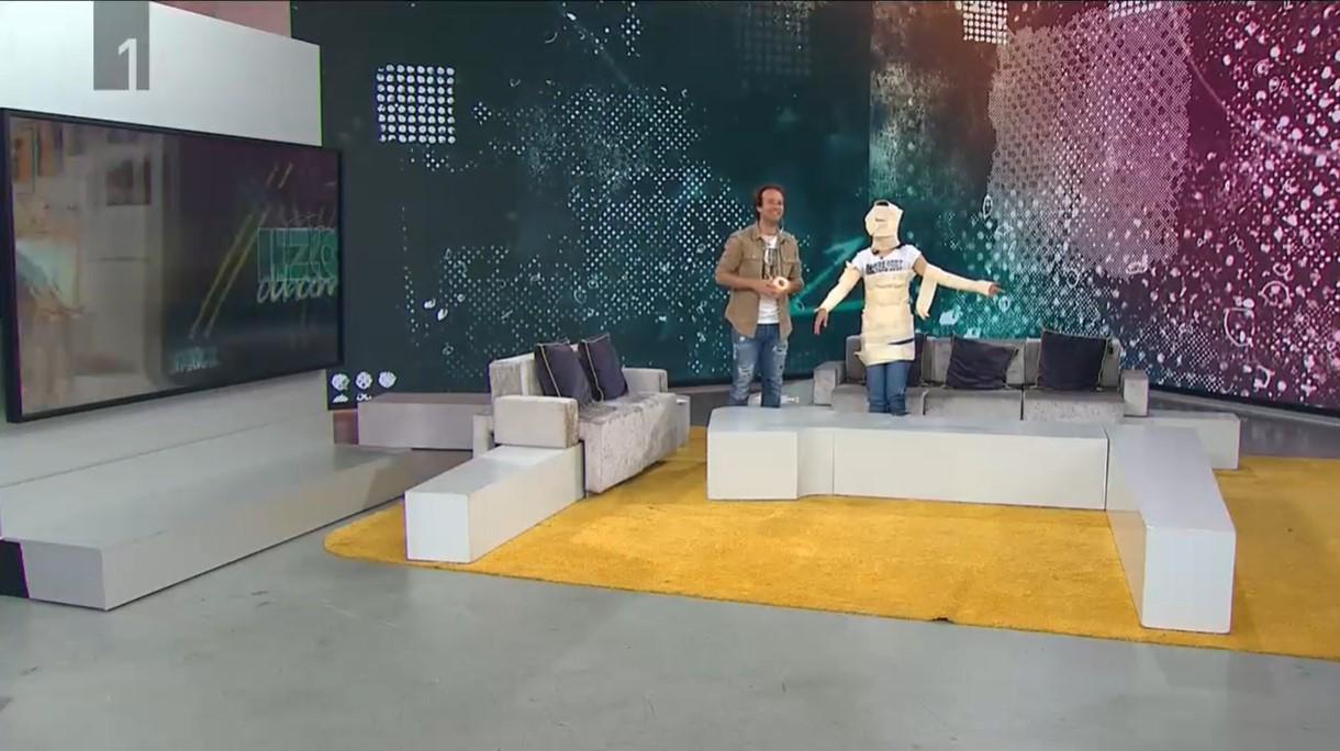 Še preden sta uspela Nika in Nik postati mumiji, jima je učiteljica predlagala, da naj papirje, ki sta jih ovila okrog sebe, raje zložita na tla. Foto: TV Slovenija