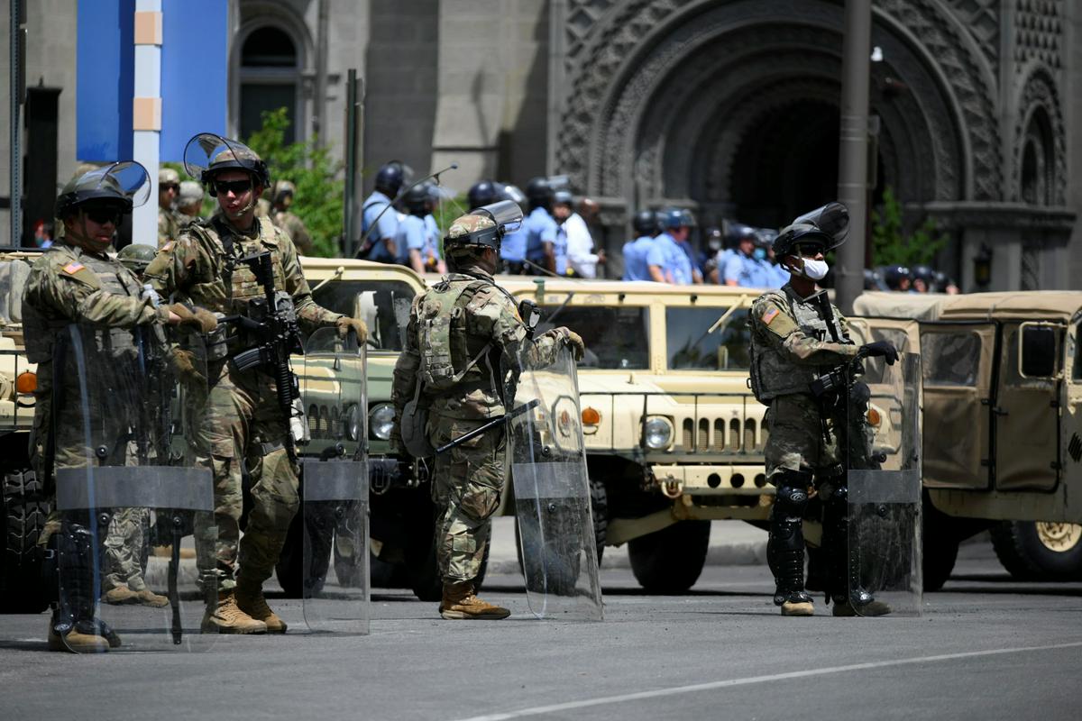 Pripadniki vojaških enot na ulicah. Foto: Reuters