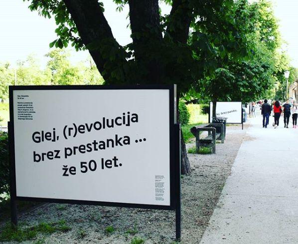 Na krakovskem nasipu v Ljubljani Glej svojo petdesetletnico praznuje s serijo plakatov. Foto: Gledališče Glej