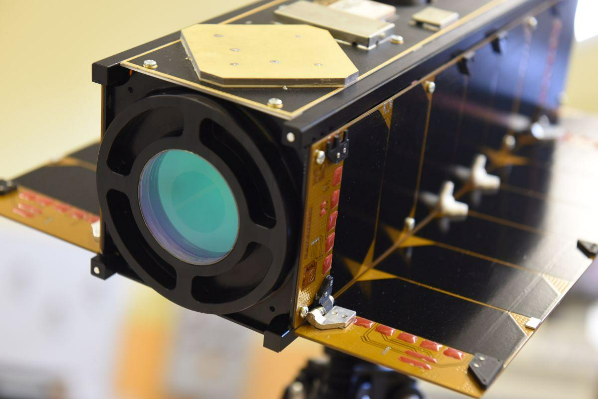 Nanosatelit Trisat. Spredaj je viden osrednji instrument, kamera, ki bo opazovala površje Zemlje. Foto: BoBo/Miloš Vujinovič