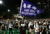 Množice so se kljub prepovedi zbrale in spomnile obletnice pokola v Pekingu