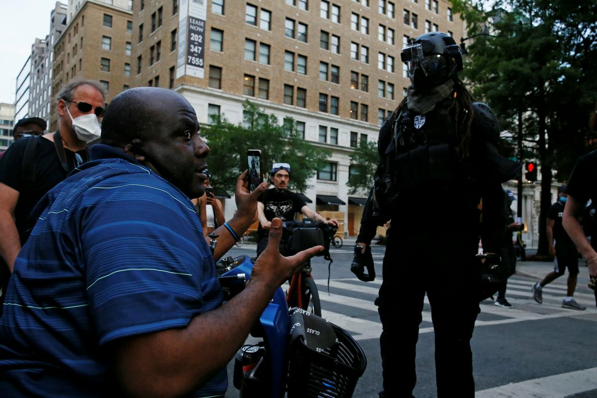Policisti so novinarjem in fotografom, čeprav so se ti jasno identificirali, pogosto onemogočili opravljanje njihovega dela. Foto: Reuters