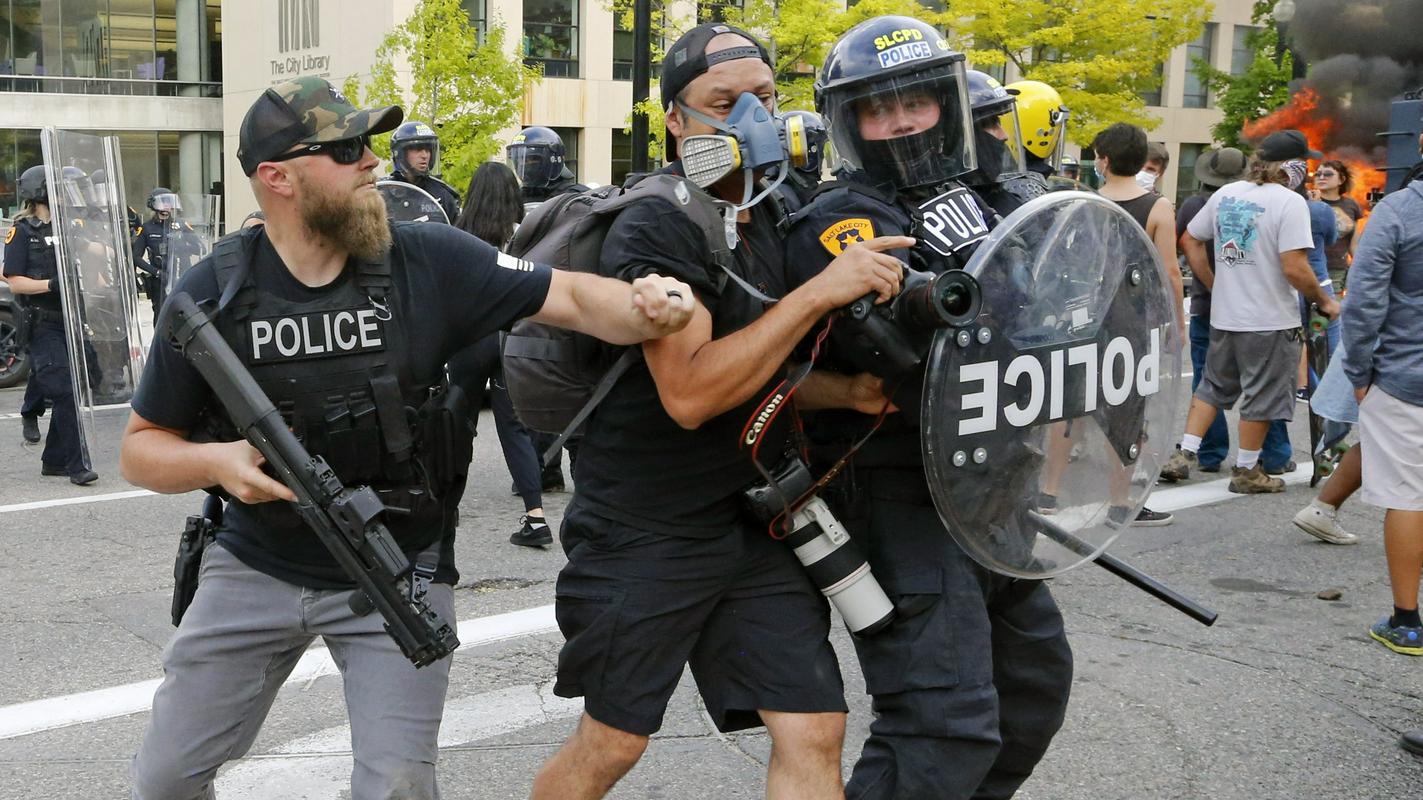 Prerivanje fotografa Associated Pressa in policije med protesti v Salt Lake Cityju. Foto: AP