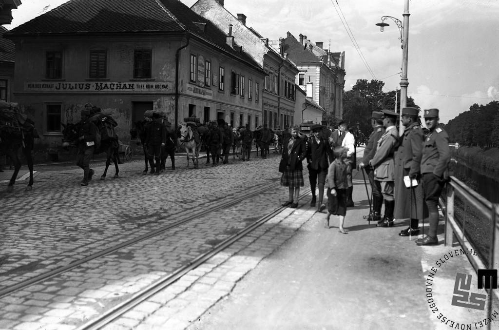 Mimohod srbske enote v Celovcu. Foto: Muzej novejše zgodovine Slovenije