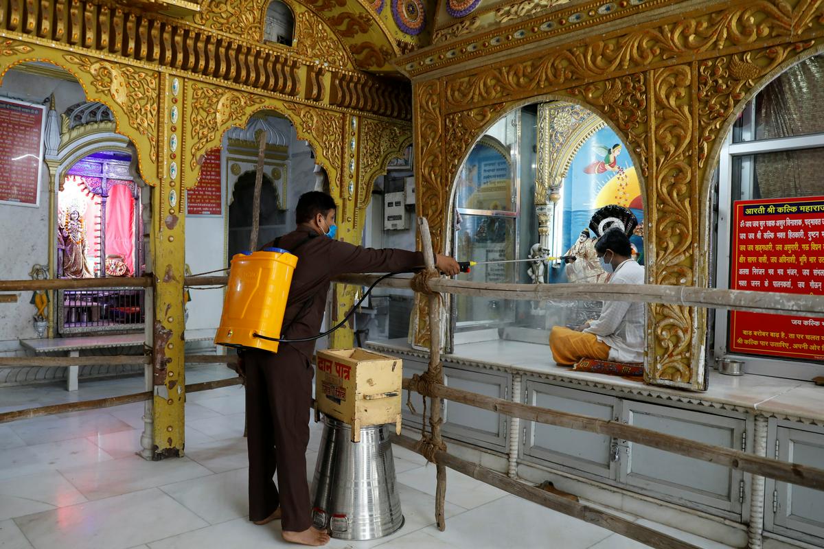 V New Delhiju so se s ponedeljkom začeli odpirati templji in nakupovalna središča, ki so bila zaprta zadnjih deset tednov. Foto: Reuters