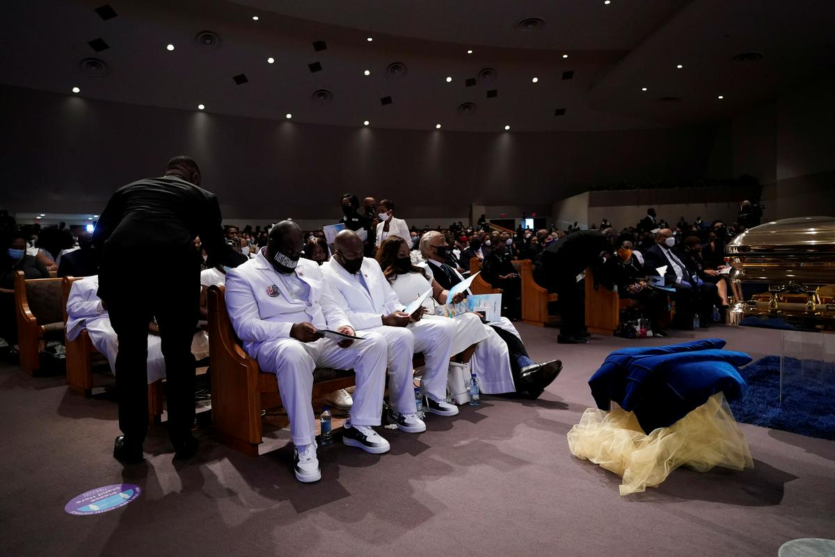 Sorodniki umrlega Georgea Floyda ob krsti pokojnika na pogrebni slovesnosti v Houstonu. Foto: Reuters