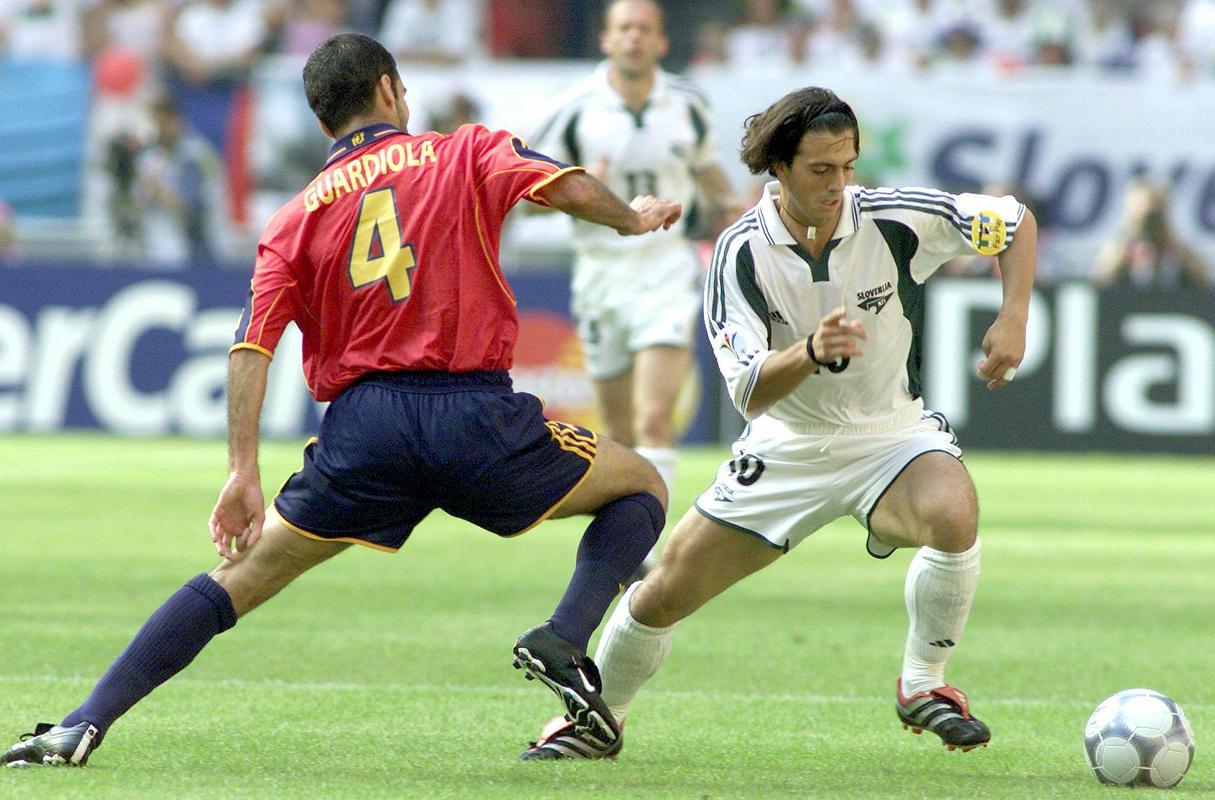Zlatko Zahovič je bil na EP-ju 2004 zelo oblegan pri grških in portugalskih navijačih, ki so se navduševali nad njegovimi igrami pri Olympiacosu, Portu in Benfici. Foto: EPA