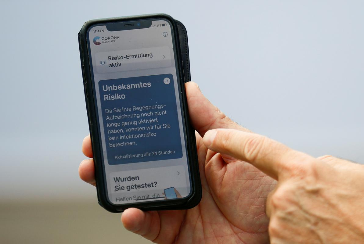 Namen aplikacije je izključno preprečevanje širjenja okužb, vsi zbrani podatki pa se bodo po dveh tednih avtomatično izbrisali, poudarjajo nemške oblasti. Foto: Reuters