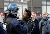 Po pritisku policijskih sindikatov v Franciji opustili prepoved davljenja