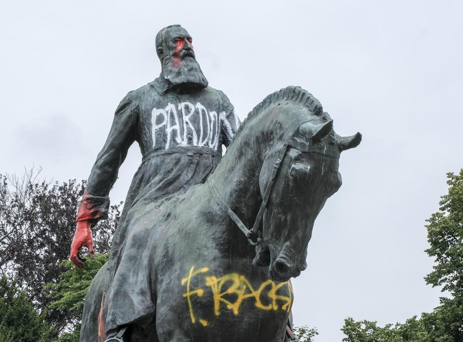 Kralju Leopoldu II. so v Belgiji postavili kar nekaj kipov, po njem pa poimenovali ulice, trge. V času protirasističnih protestov se je pojavila zahteva, da bi umaknili prav vse kipe, postavljene temu okrutnemu voditelju.  Foto: EPA