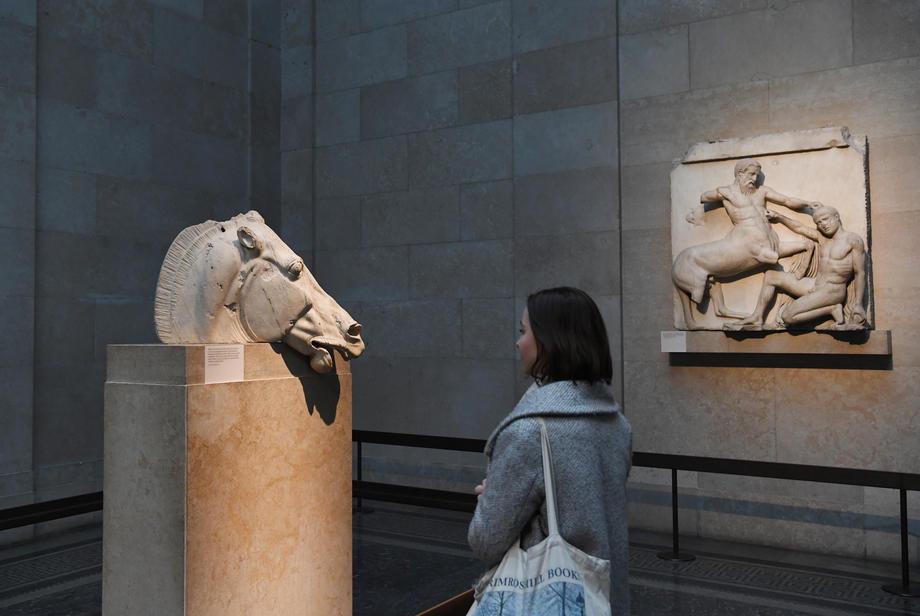 Partenonski kipi v Britanskem muzeju, znani tudi kot Elginova zbirka. Obstja možnost, da bo Združeno kraljestvo po brexitu Grčiji vrnilo artefakte, med katerimi so tudi Partenonski kipi. London in Atene se o repatriaciji tega temelja evropske civilizacije prepirata že dve stoletji. Elginovo zbirko sestavljajo predvsem skulpture s Partenona na atenski Akropoli, nekaj pa je skulptur iz Erehtejona, Propilej, templja Atene Nike in drugih (grških) krajev. Foto: EPA