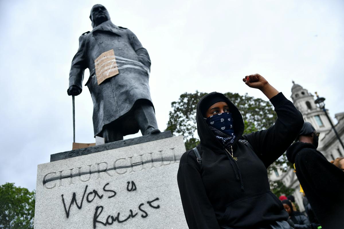 Oskrunitev kipa nekdanjega britanskega premierja Winstona Chirchilla v Londonu. Kip so zdaj že očistili, če pa ga bodo protestniki znova iskrunili, ga bodo umaknili v muzej. Foto: Reuters