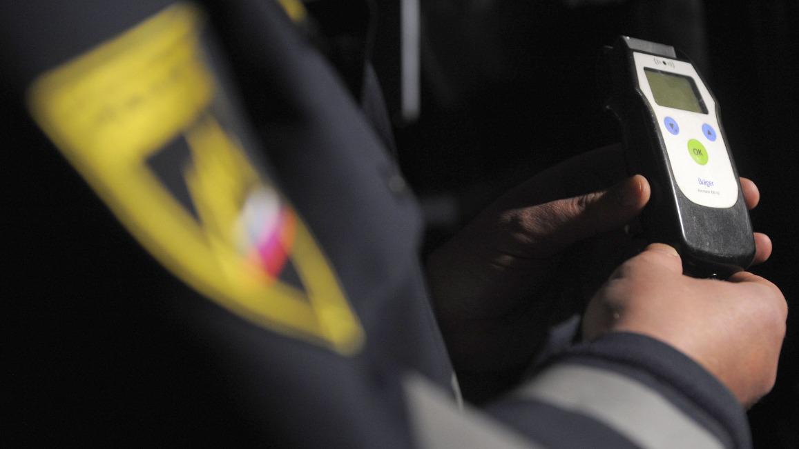 Policisti ustavili moškega, ki je potnike prevažal močno alkoholiziran