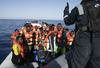 28 pred obalo Libije rešenih migrantov okuženih s koronavirusom  
