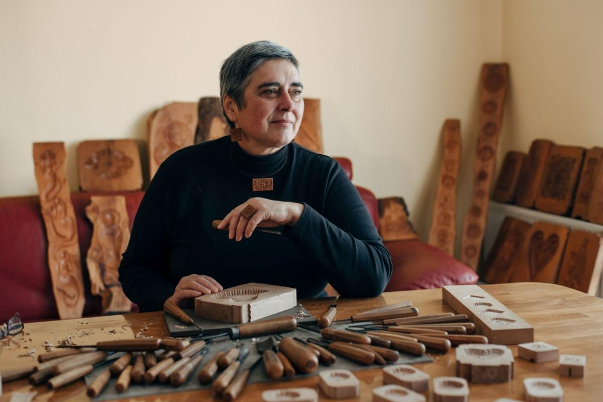 Petra Plestenjak Podlogar je danes edina nosilka mojstrskega znanja izdelovanja lesenih modelov za mali loški kruhek. Foto: Luka Karlin