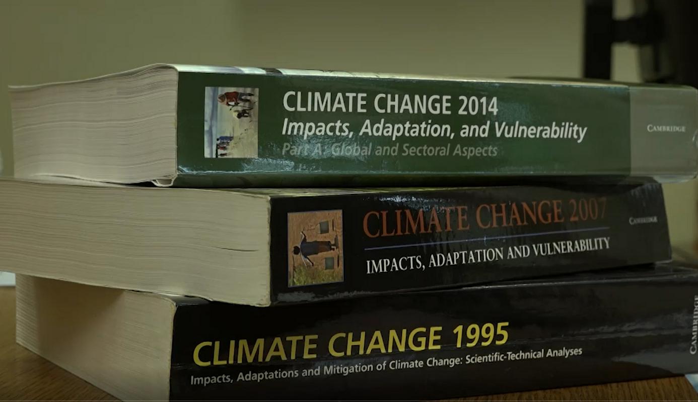 Velika IPCC-jeva poročila o podnebnih spremembah iz let 1996, 2007 in 2014. Foto: MMC RTV SLO