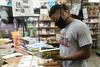 Britanci se množično vračajo v knjigarne, zanima jih vprašanje rase