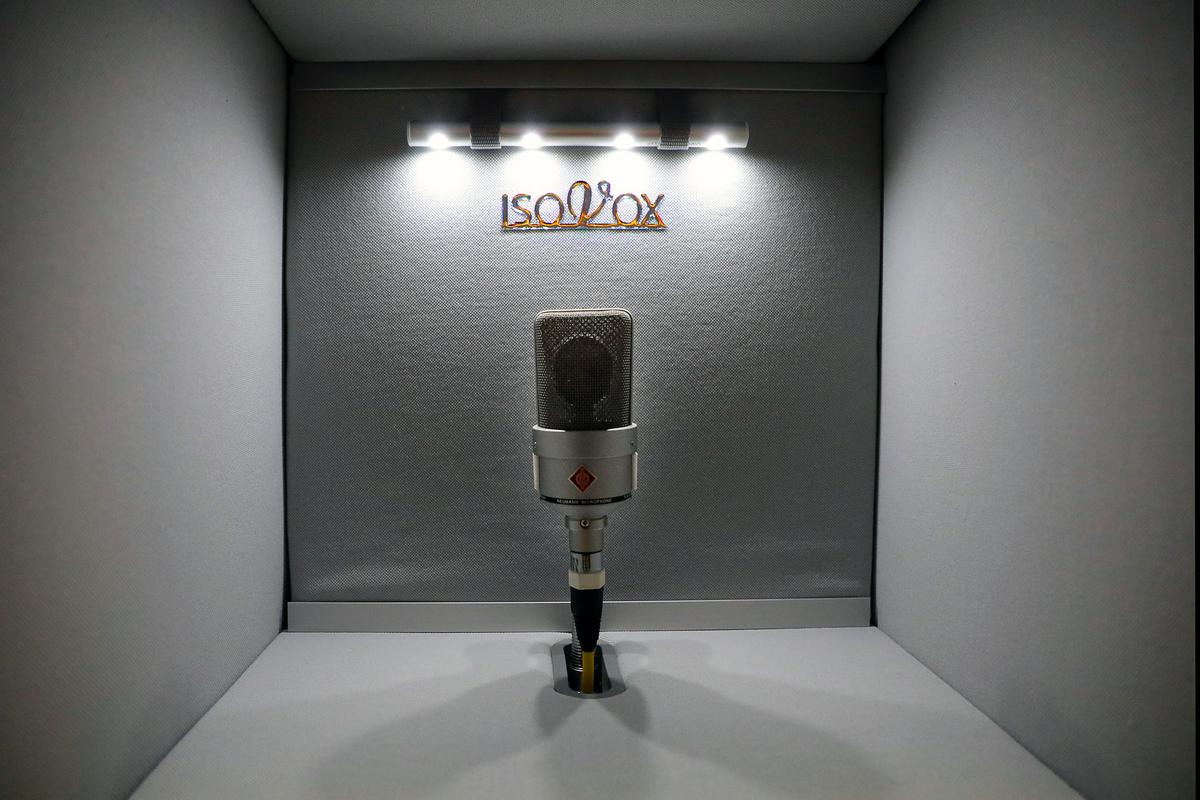 Fonolaboratorij zajema eno sobo, v njem pa so aparature, kot so mikrofon, predojačevalec, zvočnika in druge. Foto: Inštitut za slovenski jezik