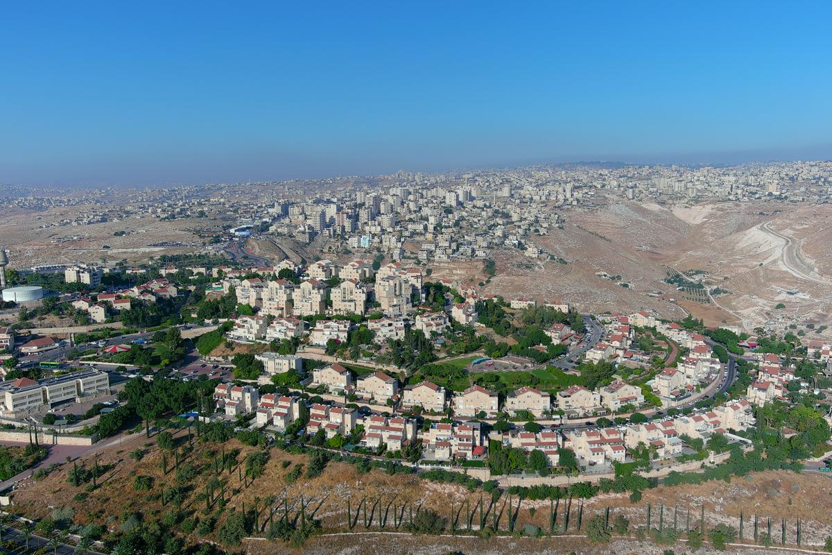 Izrael od leta 1967 na zasedenih ozemljih gradi nezakonita mesta, v katerih živi že več kot 600.000 Judov. Namen naselbin je spremeniti demografsko sliko zasedenih ozemelj in onemogočiti nastanek palestinske države. Foto: Reuters