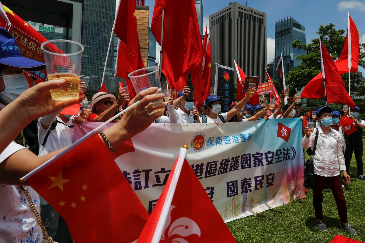 Na Kitajskem so nekateri proslavili sprejetje strožje zakonodaje v Hongkongu. Foto: Reuters