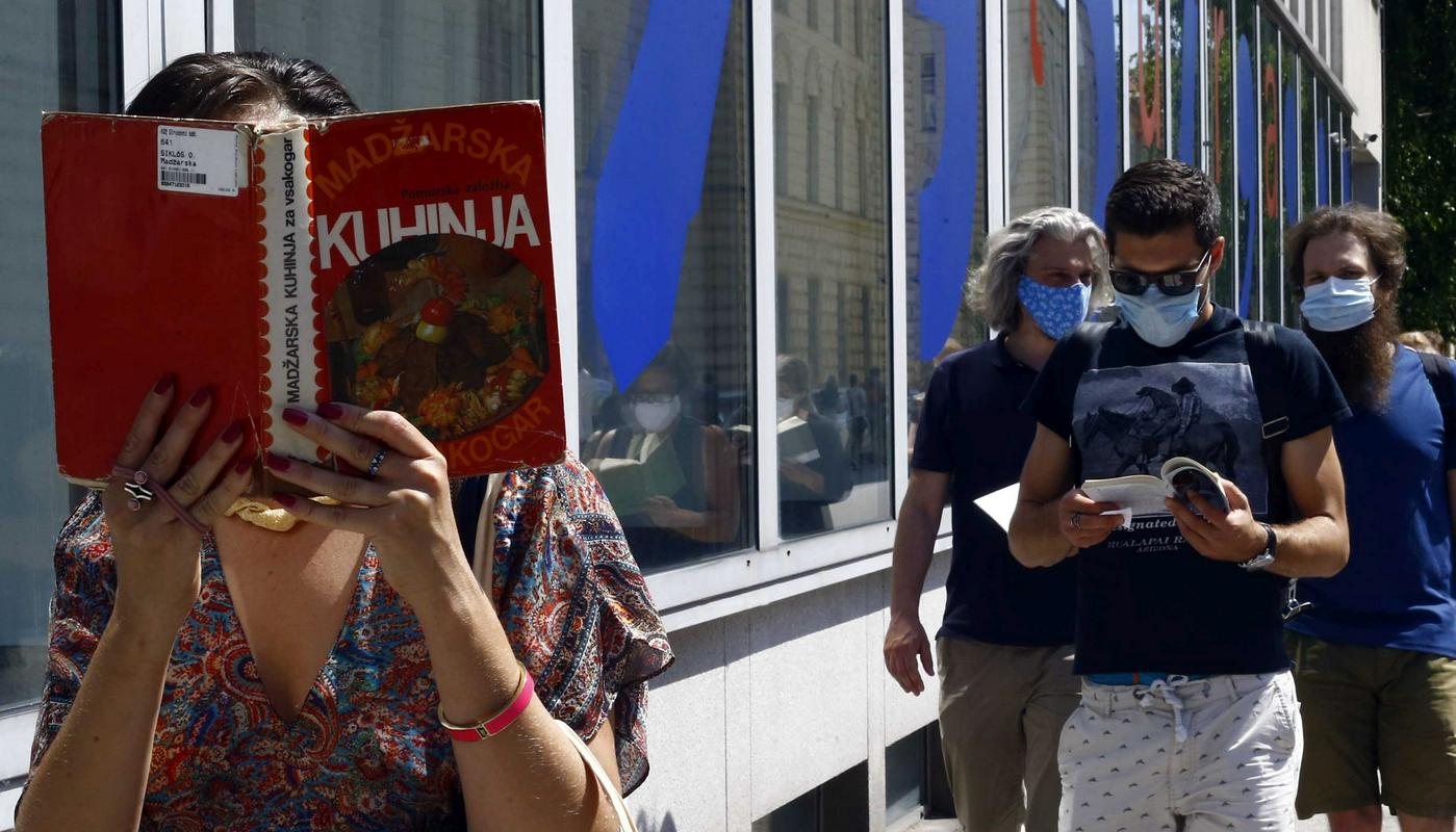Protestniki so za branje izbrali knjige s pomensko ali simbolno težo. Foto: BoBo
