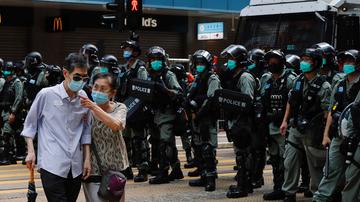 Policija v Hongkongu 47 aktivistov obtožila prevratnih dejanj