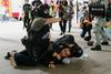 V Hongkongu prve aretacije po uveljavitvi novega zakona o nacionalni varnosti