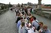 V Pragi sprostitev ukrepov proslavili z množično javno večerjo