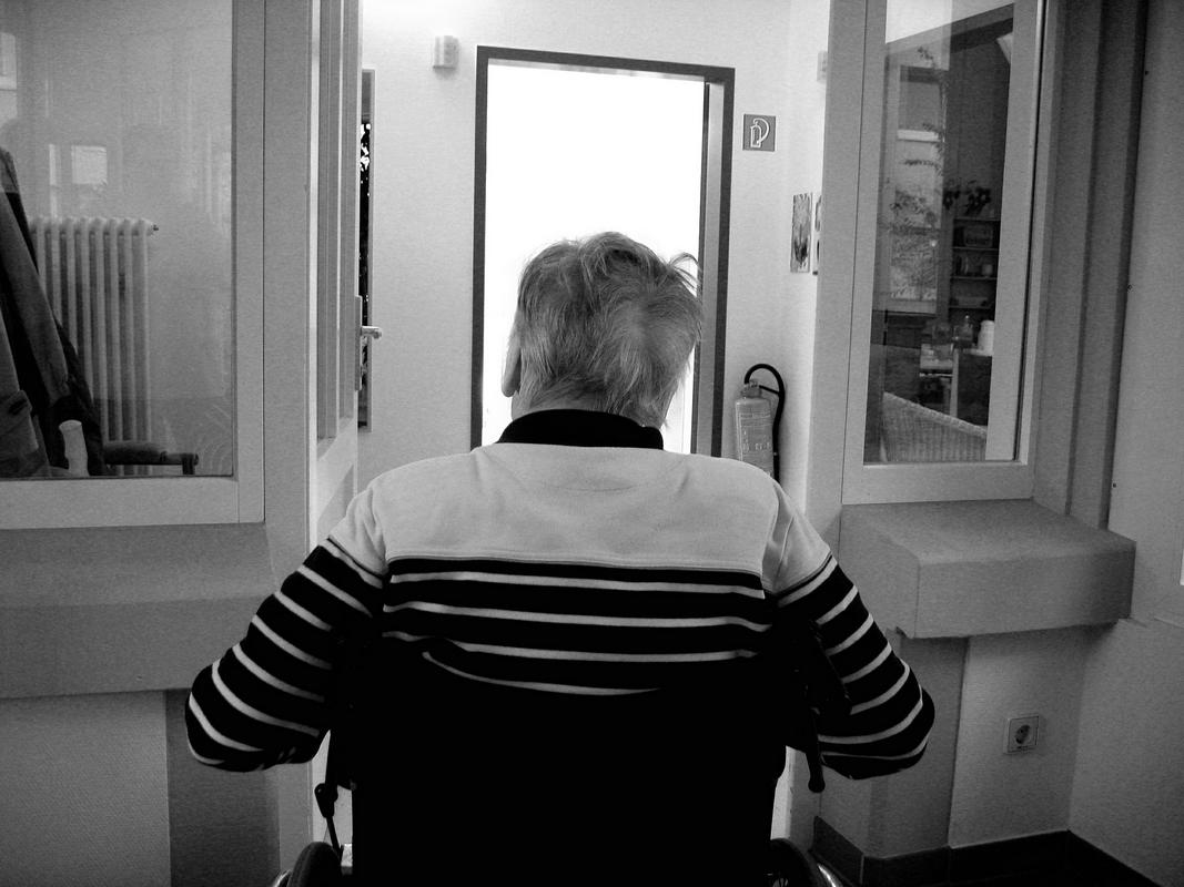 Starejša oseba, fotografirana z zadnje strani. Foto: Pixabay