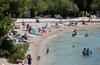 Na Hrvaškem 52 na novo okuženih, okuženi tudi turisti