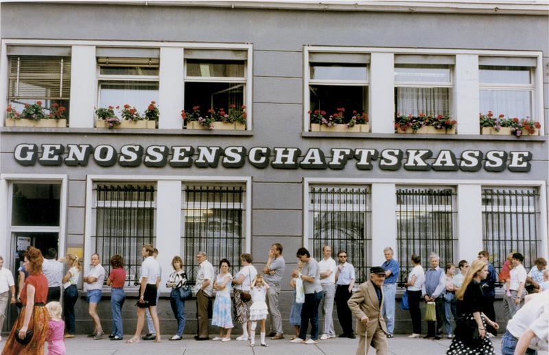 Mnogo Vzhodnih Nemcev je pričakovalo, da bo uvedba zahodnonemške marke prinesla tudi zahodnonemški standard življenja. Foto: Wikipedia