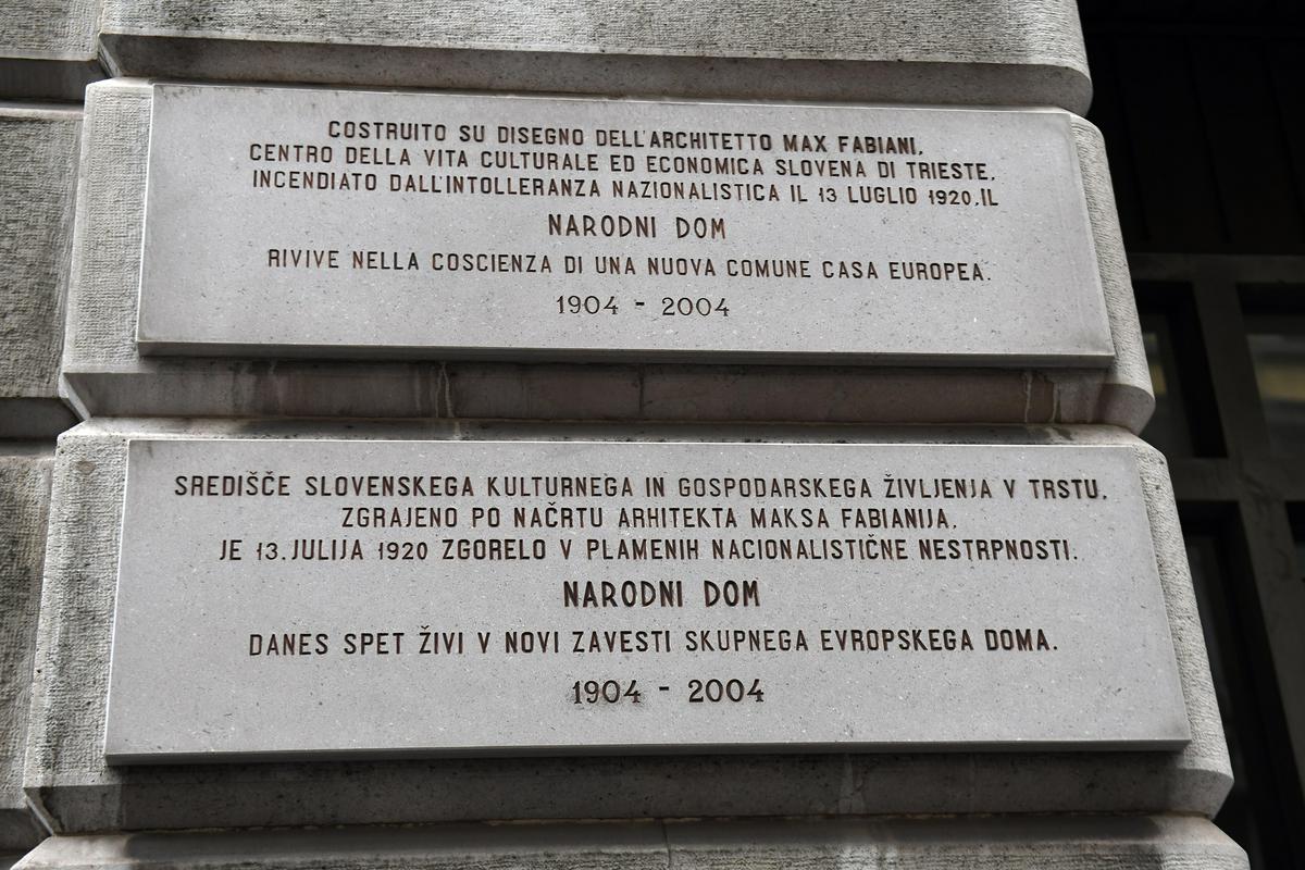 Italijanski in slovenski napis na pročelju stavbe. Foto: BoBo