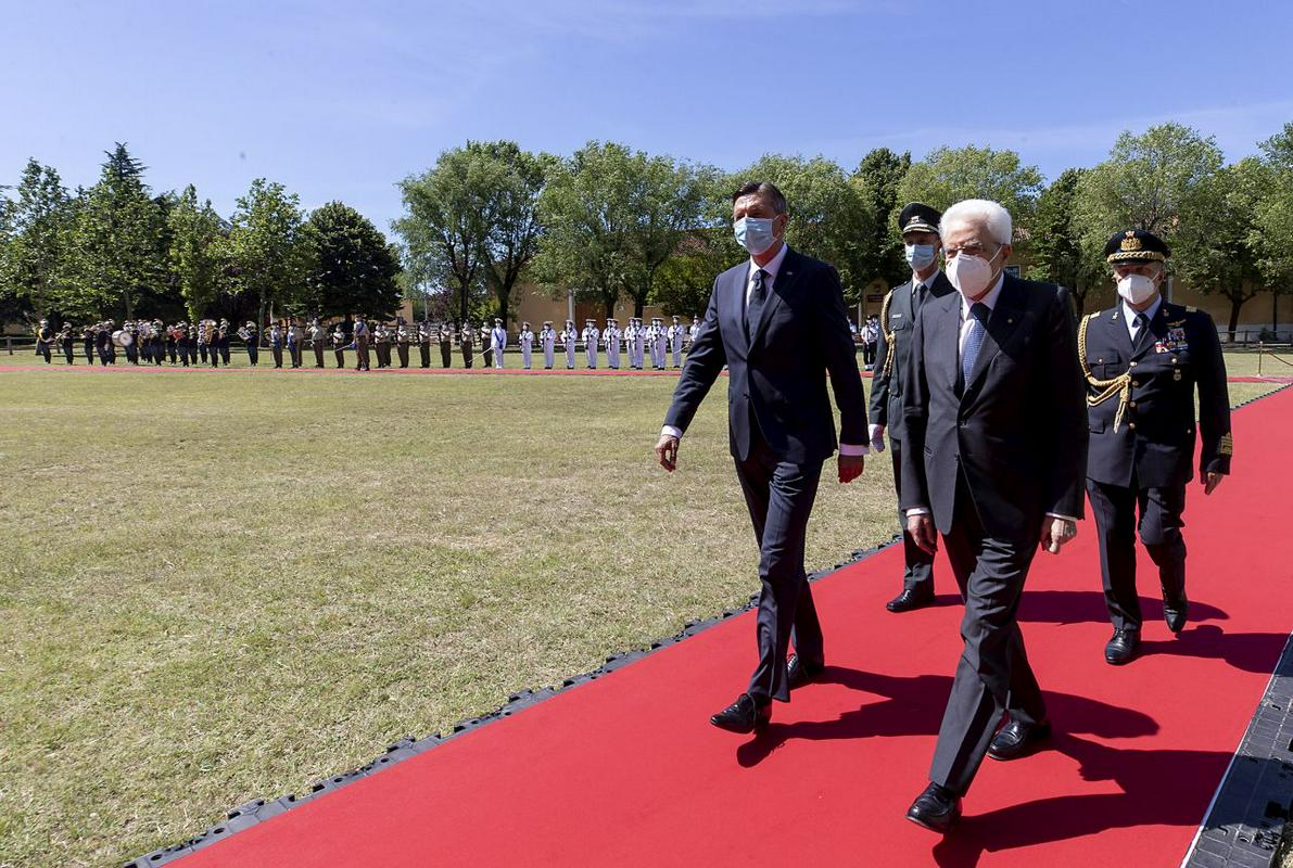 Predsednik Slovenije Borut Pahor in predsednik Italije Sergio Mattarella sta položila vence k spomenikoma bazoviškim junakom in tudi pri bazovški fojbi. Foto: MMC RTV SLO/Petra Marc