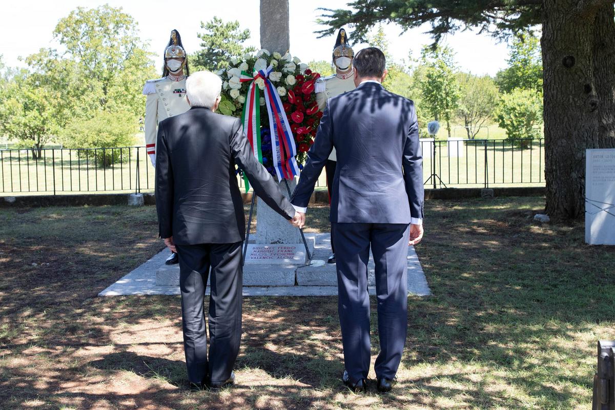 Italijanski in slovenski predsednik s spravno gesto v Bazovici. Foto: Reuters