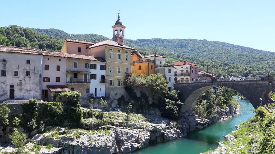 Strankam na Kanalskem odslej za urejanje bančnih storitev v NKBM ponujajo bankomat in pošto ali bančno centralo v Novi Gorici. Foto: Radio Koper/Andrej Šavko
