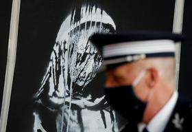 Osem ljudi obsojenih zaradi kraje Banksyjevega grafita izpred pariške dvorane Bataclan