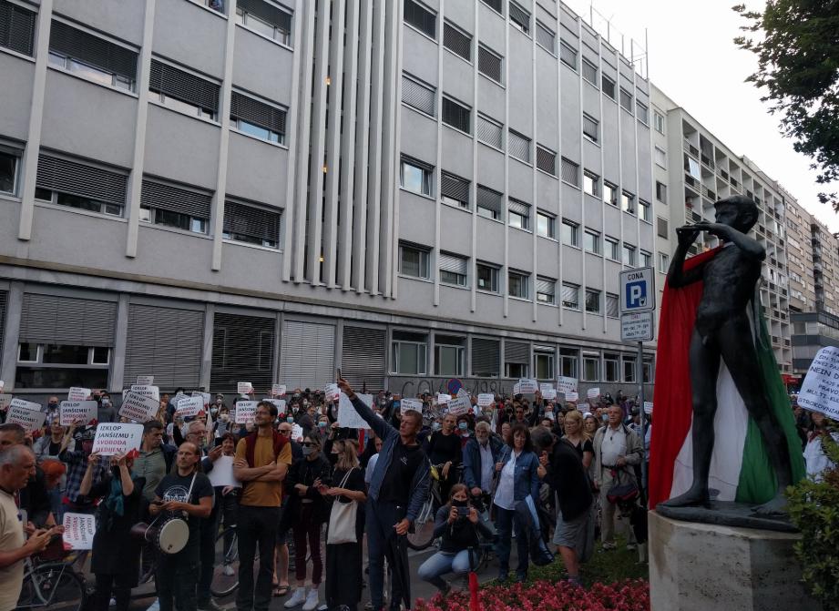 Protestniki so pred stavbo RTV Slovenija vzklikali: 