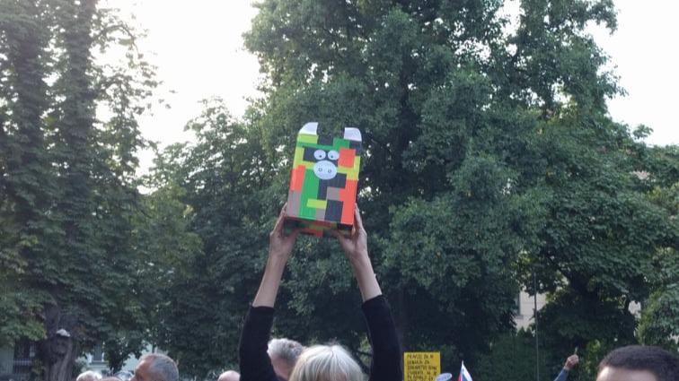 Protestniki so zbirali donacije za morebitne kazni, ki bi jih prejeli udeleženci shoda. Foto: Twitter/Miha Zavrtanik