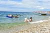 Občina Piran želi predpisati izplakovanje pasjega urina in prepovedati rezervacije na plažah