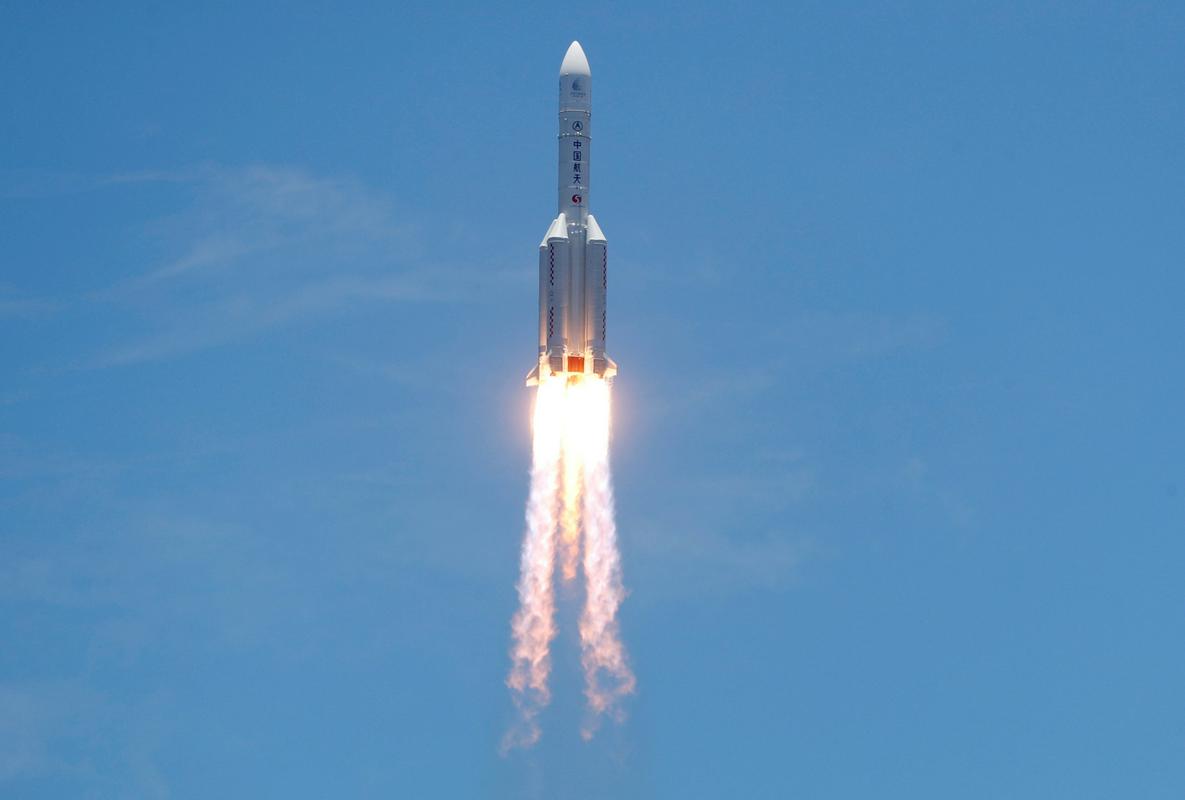 Raketa Dolgi pohod 5. Za sestavljanje velikega vesoljskega plovila bo potrebnih ogromno izstrelitev, verjetno precej zmogljivejših raket od te, med drugim pošastnega Dolgega pohoda-9. Foto: Reuters/Carlos Garcia Rawlins