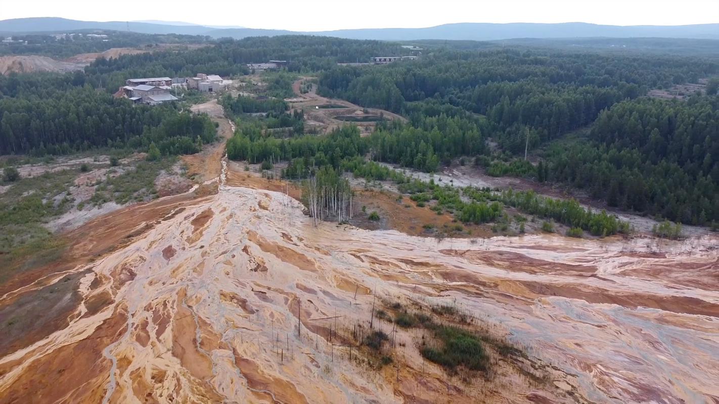 Julija lani je rusko tožilstvo začelo preiskavo strupenega izliva iz zapuščenega rudnika v pokrajini Sverdlovsk v ruskem Uralu, potem ko so fotografije območja razkrile rumeno-rdeče sledi na goratem površju. Foto: Reuters
