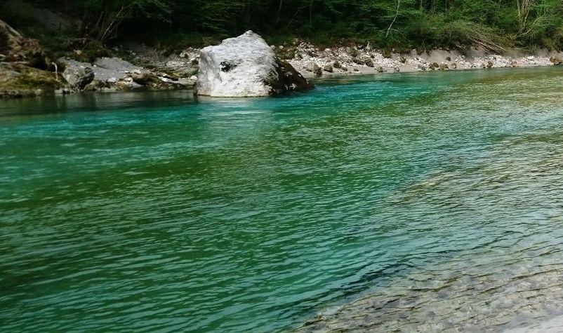 Reka in skale ob bregu. Foto: Televizija Slovenija