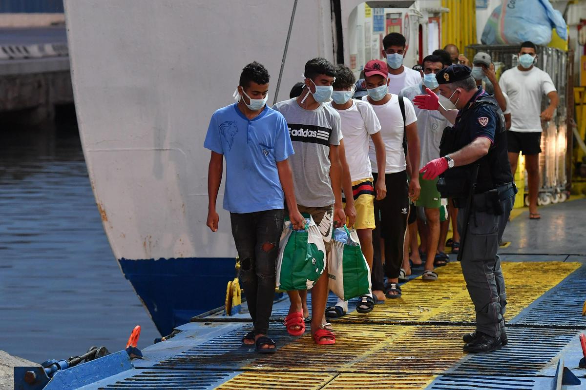 Prihod migrantov s prenatrpanega sredozemskega otoka Lampedusa v pristanišče Porto Empedocle na južni obali Sicilije. Letos je Italija do zdaj zaznala 13.400 prihodov migrantov. Lani jih je bilo v enakem obdobju leta 3654. Foto: EPA
