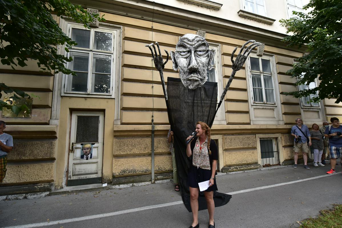 Na Roški je protestnike čakala večmetrska Janševa lutka. Foto: BoBo