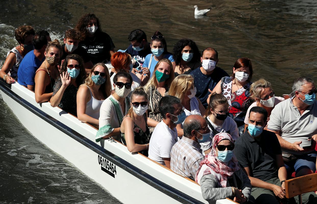 V Belgiji je po novem obvezna nošnja maske tudi na prostem. Foto: Reuters