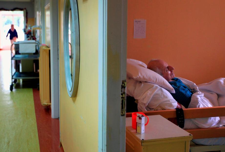 Minister za delo je zavrnil očitek o slabem delu pri preprečevanju okužb v domovih za starejše in med drugim ocenil, da je ministrstvo skupaj z ekipami v domovih za starejše napravilo vse, kar je bilo v danih razmerah mogoče. Foto: Reuters Foto: Reuters