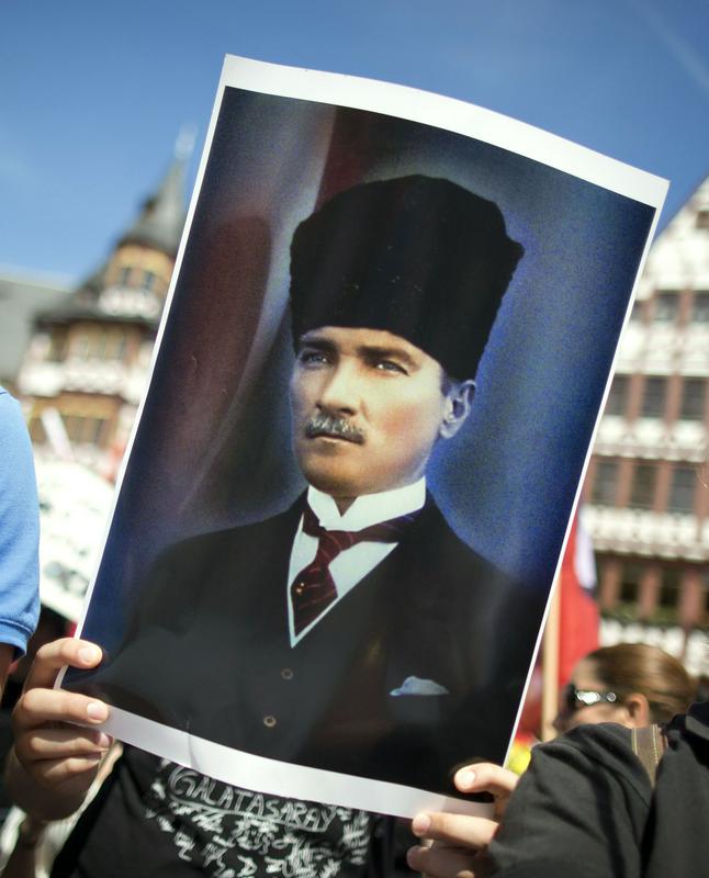 Kemal Paša, pozneje poimenovan Atatürk, se je med prvo svetovno vojno kot vojaški častnik posebej izkazal v bitki za Galipoli, kjer je osmanska vojska slavila zmago. Ko je imperij razpadal, je organiziral odpor proti zavezniškim apetitom po turških ozemljih ter stopil na čelo t. i. mladoturškega gibanja. Odstranili so zadnjega osmanskega sultana Mehmeda VI., razglasili turško republiko, ki jo je Atatürk vodil do smrti leta 1938. Zavzemal se je za sekularno državo, močno vojsko in spodbujal turški nacionalizem. Še danes ga slavijo kot očeta moderne turške države. Foto: EPA
