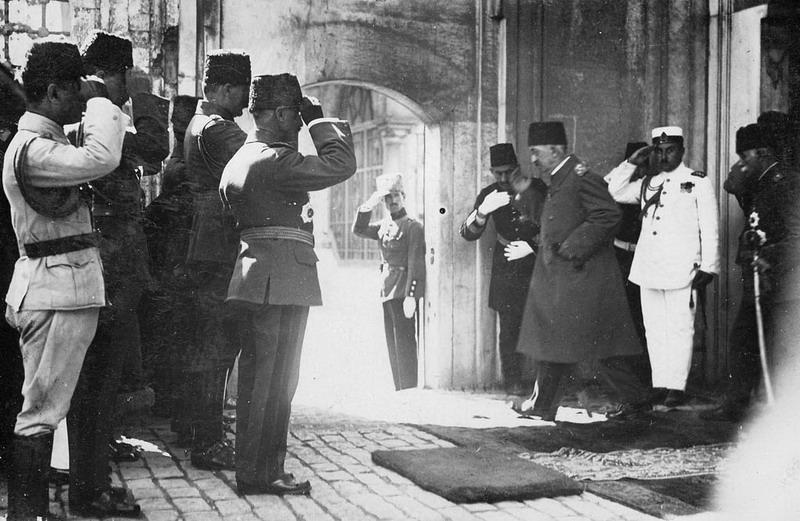 Odhod zadnjega osmanskega sultana Mehmeda VI. leta 1922. Foto: Wikipedia Commons