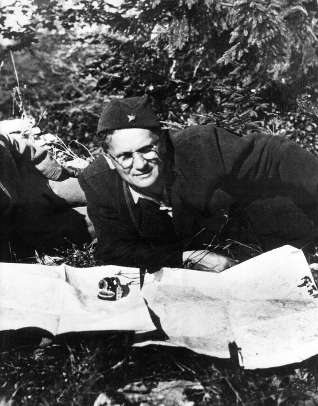 Tito je v nasprotju z željami Kominterne poudarjal, da morajo v ljudski fronti komunisti prevzeti vodilno vlogo in tako biti v položaju izvesti revolucijo (medvojna fotografija iz leta 1944). Foto: BoBo