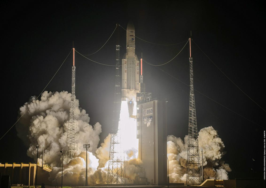 Vrnitev rakete Ariane 5. Tudi ta primerek je naletel na precej nevšečnosti. Izstrelitev rakete, ki je bila sprva načrtovana 28. julija, so morali zaradi dodatnih tehničnih pregledov in neugodnih vremenskih razmer kasneje še trikrat preložiti. Foto: BoBo